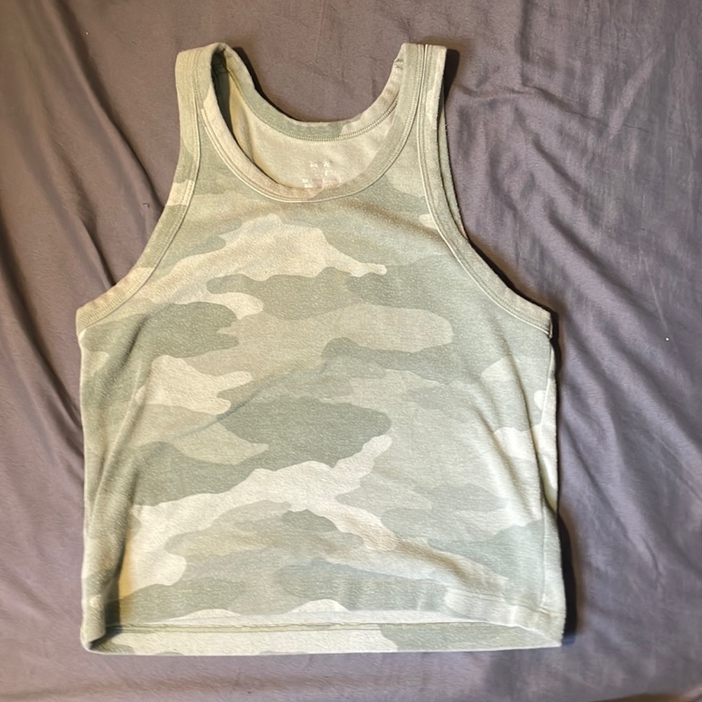 woman’s workout croptop